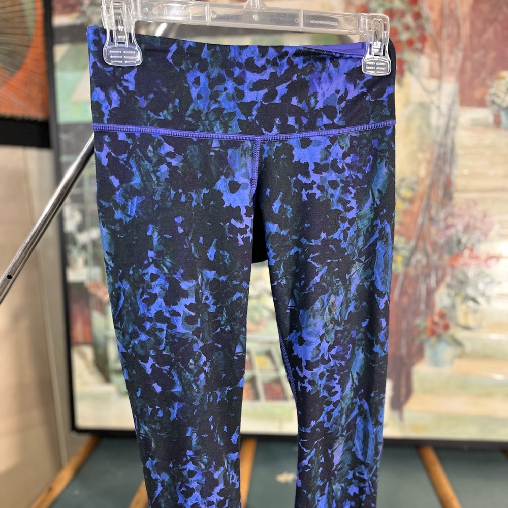 EUC: Lululemon Wunder Under
Cropped Style Size 4